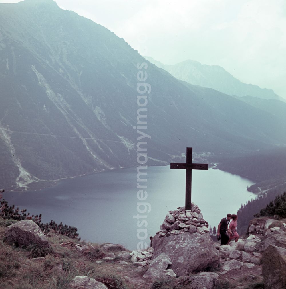 Zakopane: Holidaymakers hiking in the High Tatras at the mountain lake Morskie Oko Sea Eye in Zakopane in Poland