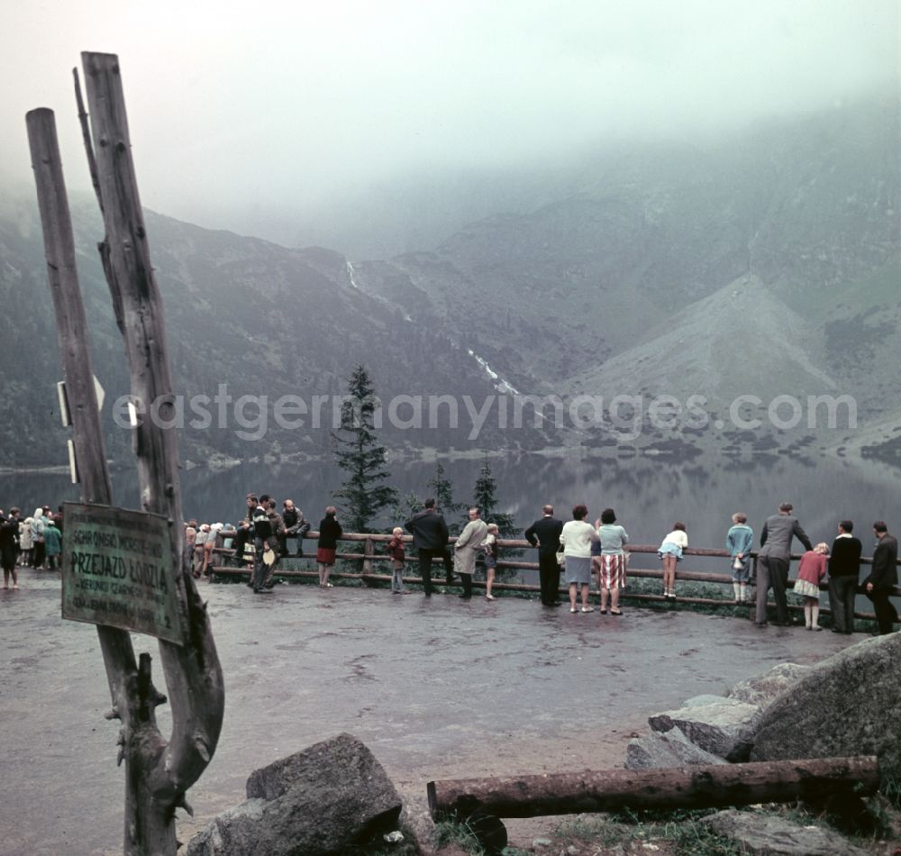 GDR image archive: Zakopane - Holidaymakers on an observation deck in the High Tatras at the mountain lake Morskie Oko Sea Eye in Zakopane in Poland