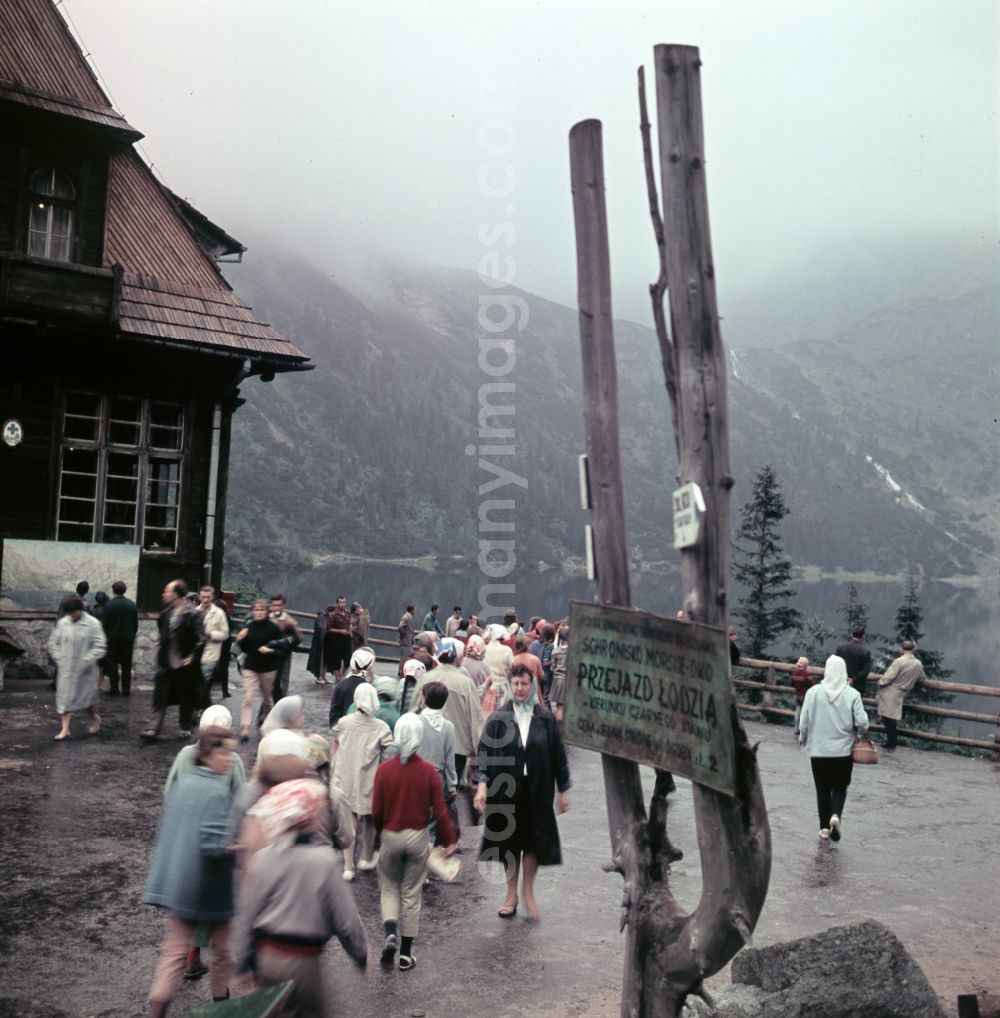 GDR picture archive: Zakopane - Holidaymakers on an observation deck in the High Tatras at the mountain lake Morskie Oko Sea Eye in Zakopane in Poland