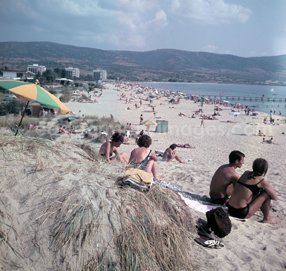 GDR photo archive: Varna - Holidaymakers on the Black Sea in Varna in Bulgaria