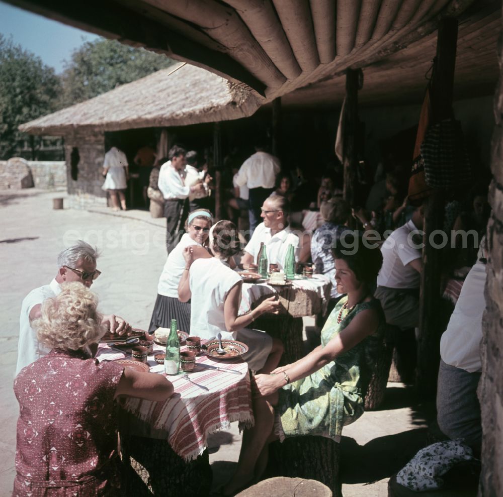 GDR picture archive: Varna - Holidaymakers in a restaurant on the Black Sea in Varna, Bulgaria