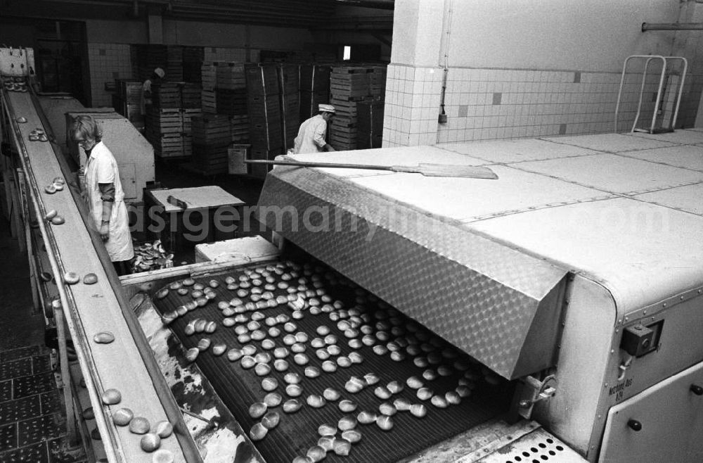 GDR photo archive: Berlin - Blick in die Backstrassen des VEB BAKO Backwarenkombinat Berlin an der Frankfurter Allee in Berlin-Friedrichshain.