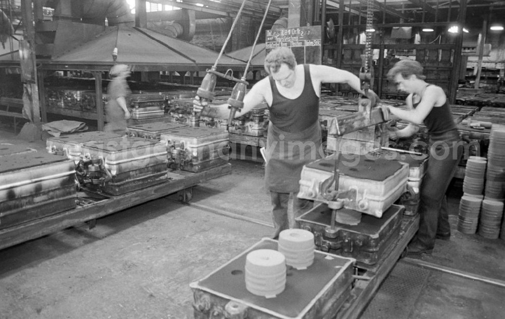 GDR picture archive: Britz - Production facility VEB Eisengiesserei Hans Ammon in Britz, Brandenburg in the territory of the former GDR, German Democratic Republic