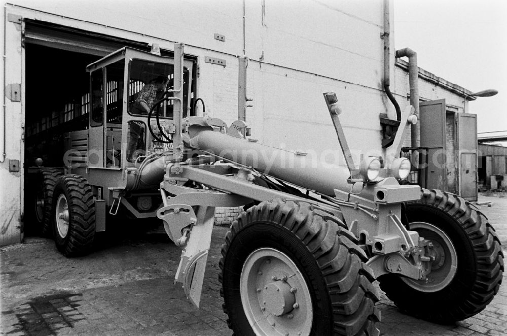 GDR photo archive: Dessau - Mechanical factory equipment of the VEB Maschinenfabrik und Eisengiesserei Dessau (ABUS) for the production of mining conveyor technology in Dessau, Saxony-Anhalt in the area of the former GDR, German Democratic Republic