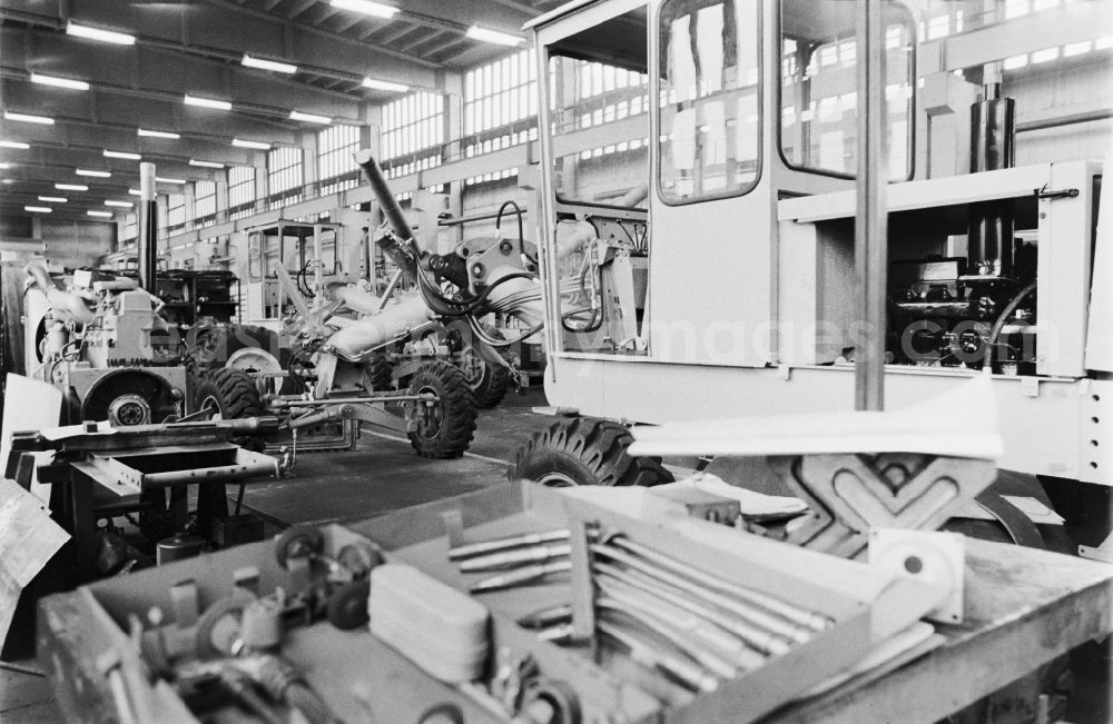 GDR image archive: Dessau - Mechanical factory equipment of the VEB Maschinenfabrik und Eisengiesserei Dessau (ABUS) for the production of mining conveyor technology in Dessau, Saxony-Anhalt in the area of the former GDR, German Democratic Republic