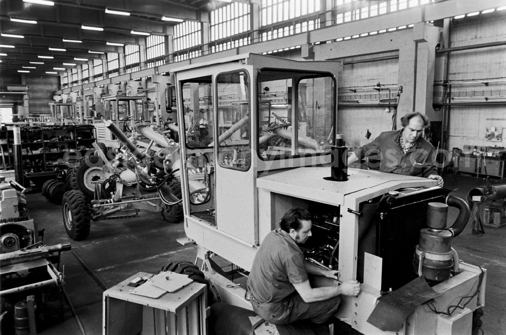 GDR photo archive: Dessau - Mechanical factory equipment of the VEB Maschinenfabrik und Eisengiesserei Dessau (ABUS) for the production of mining conveyor technology in Dessau, Saxony-Anhalt in the area of the former GDR, German Democratic Republic