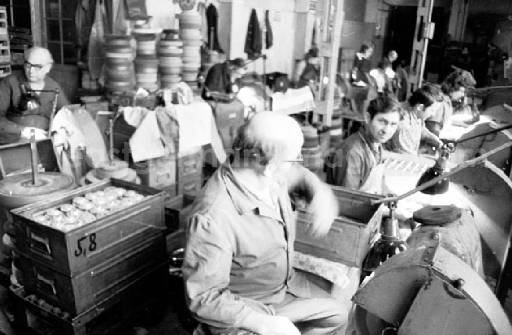 GDR photo archive: Erfurt - Arbeiter am Arbeitsplatz im VEB Optima Büromaschinenwerk Erfurt.