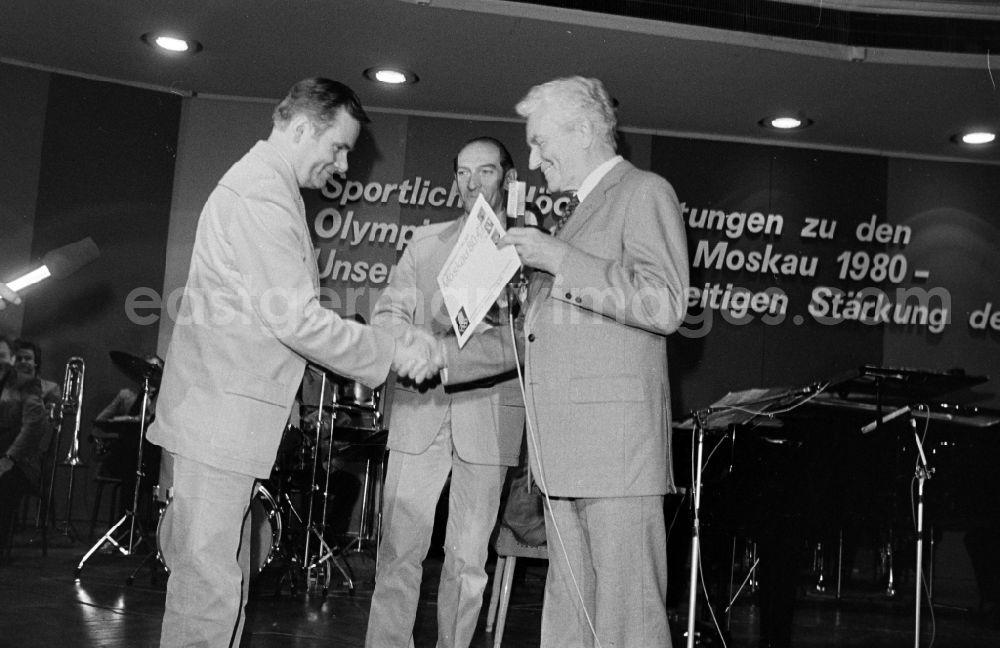 GDR image archive: Berlin - Farewell to the Olympians and competitive athletes of the official team for the Moscow Summer Olympics with Paul Verner in the Congress Hall in East Berlin on the territory of the former GDR, German Democratic Republic