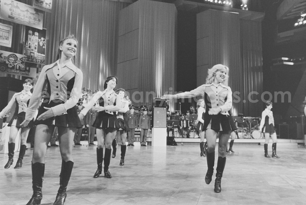 GDR picture archive: Berlin - Members of a dance group on the occasion of the Dresden Cultural Days on the stage of the Great Hall in the Palace of the Republic in the Mitte district of Berlin, East Berlin in the area of the former GDR, German Democratic Republic