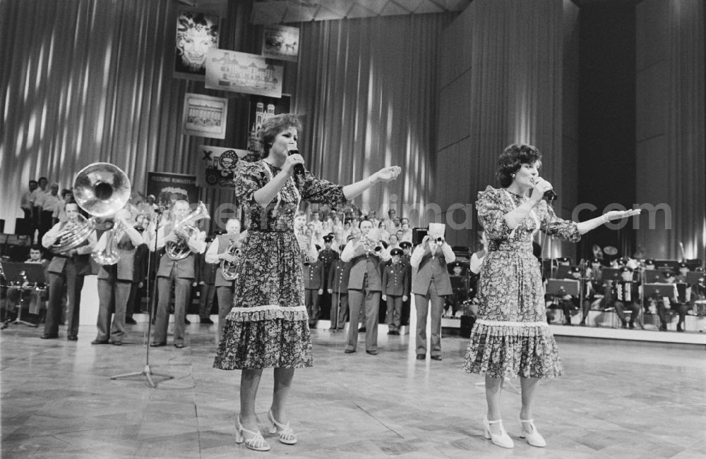 Berlin: Members of a dance group on the occasion of the Dresden Cultural Days on the stage of the Great Hall in the Palace of the Republic in the Mitte district of Berlin, East Berlin in the area of the former GDR, German Democratic Republic