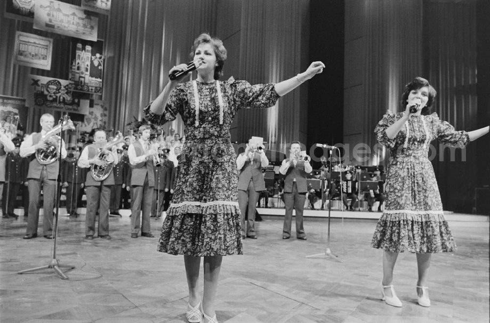 GDR image archive: Berlin - Members of a dance group on the occasion of the Dresden Cultural Days on the stage of the Great Hall in the Palace of the Republic in the Mitte district of Berlin, East Berlin in the area of the former GDR, German Democratic Republic