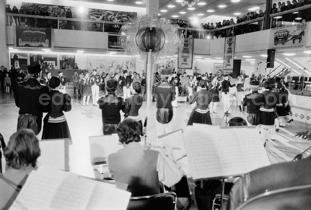 GDR photo archive: Berlin - Members of a dance group on the occasion of the Dresden Cultural Days in the foyer of the Palace of the Republic in the Mitte district of East Berlin in the territory of the former GDR, German Democratic Republic