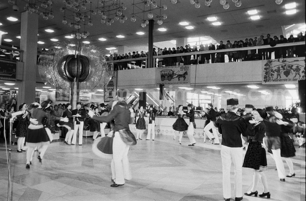 GDR picture archive: Berlin - Members of a dance group on the occasion of the Dresden Cultural Days in the foyer of the Palace of the Republic in the Mitte district of East Berlin in the territory of the former GDR, German Democratic Republic