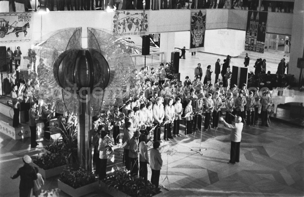 Berlin: Members of a dance group on the occasion of the Dresden Cultural Days in the foyer of the Palace of the Republic in the Mitte district of East Berlin in the territory of the former GDR, German Democratic Republic