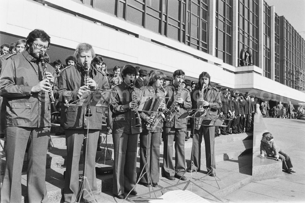 Berlin: Members of fanfare bands and music choir on the outside steps in front of the outer facade of the Palace of the Republic, on the occasion of the Dresden Cultural Days in the Mitte district of Berlin, East Berlin in the territory of the former GDR, German Democratic Republic