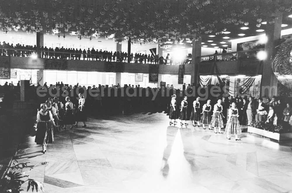 GDR photo archive: Berlin - Members of a dance group on the occasion of the Dresden Cultural Days in the foyer of the Palace of the Republic in the Mitte district of East Berlin in the territory of the former GDR, German Democratic Republic