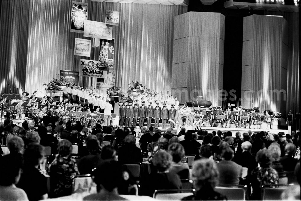 GDR photo archive: Berlin - Festive event on the occasion of the Dresden Cultural Days on the stage of the Great Hall in the Palace of the Republic in the Mitte district of Berlin, East Berlin on the territory of the former GDR, German Democratic Republic