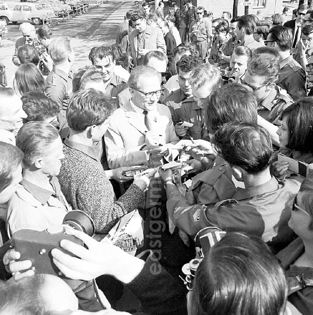 GDR photo archive: Chemnitz (Sachsen) - 1967 VIII. Parlament der Freien Deutschen Jugend (FDJ) in Karl-Marx-Stadt, heute Chemnitz (Sachsen), Erich Honecker gibt Autogramme