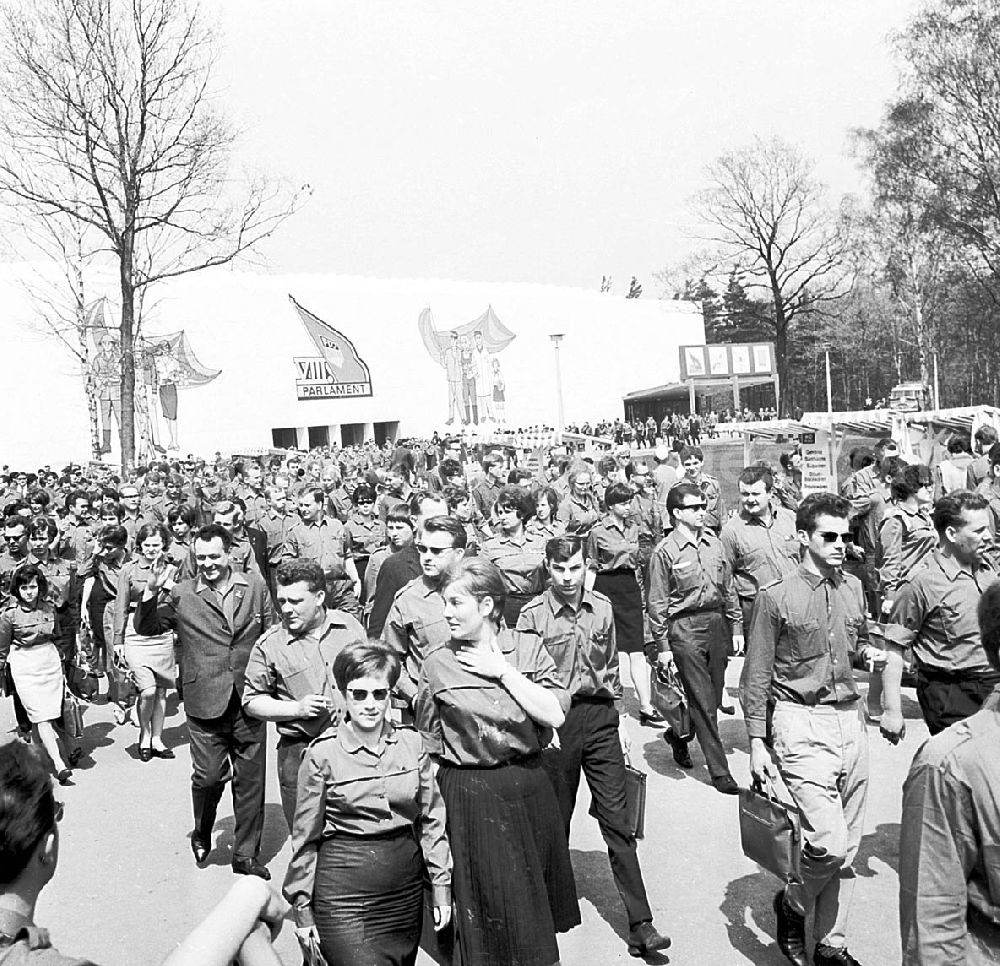 Chemnitz (Sachsen): 1967 VIII. Parlament der Freien Deutschen Jugend (FDJ) in Karl-Marx-Stadt, heute Chemnitz (Sachsen)