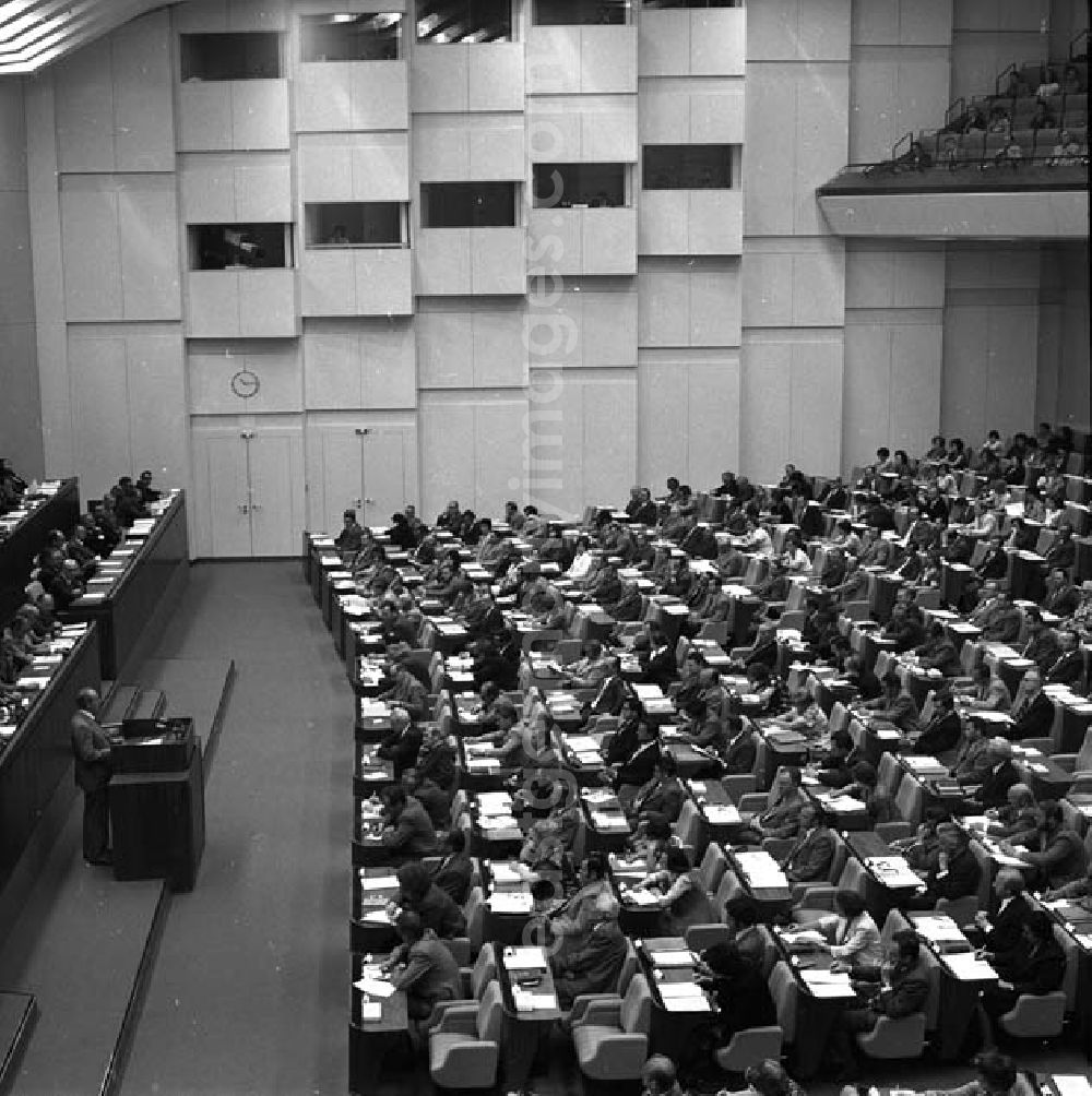 GDR image archive: Berlin - 16.6.1977 Berlin: Die Volkskammer beschloß auf ihrer 5. Tagung das Arbeitsgesetzbuch der DDR. Das Arbeitsgesetzbuch trat am 1.1.1978 in Kraft.