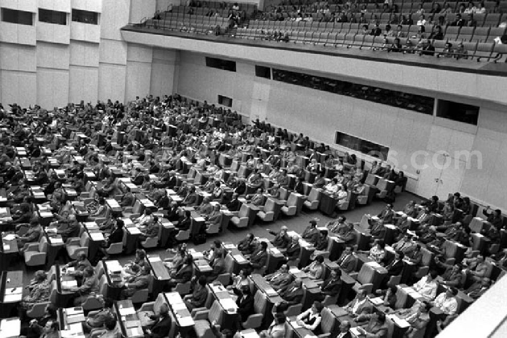 GDR image archive: Berlin - 16.6.1977 Berlin: Die Volkskammer beschloß auf ihrer 5. Tagung das Arbeitsgesetzbuch der DDR. Das Arbeitsgesetzbuch trat am 1.1.1978 in Kraft.