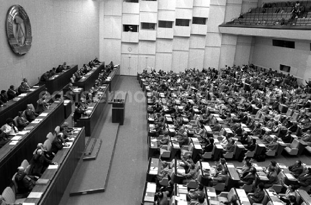 GDR photo archive: Berlin - 16.6.1977 Berlin: Die Volkskammer beschloß auf ihrer 5. Tagung das Arbeitsgesetzbuch der DDR. Das Arbeitsgesetzbuch trat am 1.1.1978 in Kraft.