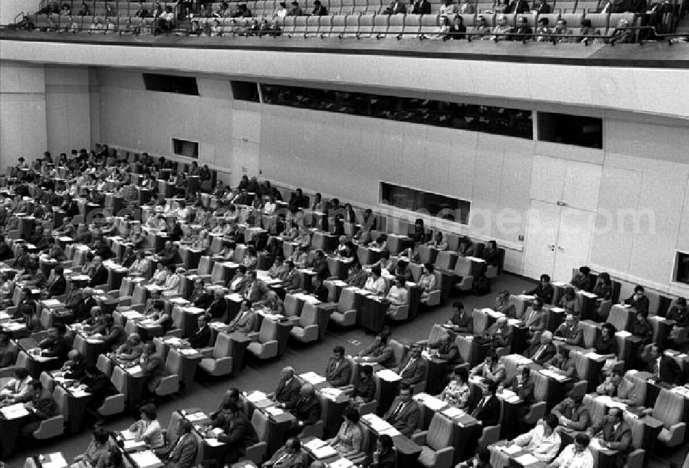 GDR picture archive: Berlin - 16.6.1977: Die Volkskammer beschloß auf ihrer 5. Tagung das Arbeitsgesetzbuch der DDR. Das Arbeitsgesetzbuch trat am 1.1.1978 in Kraft