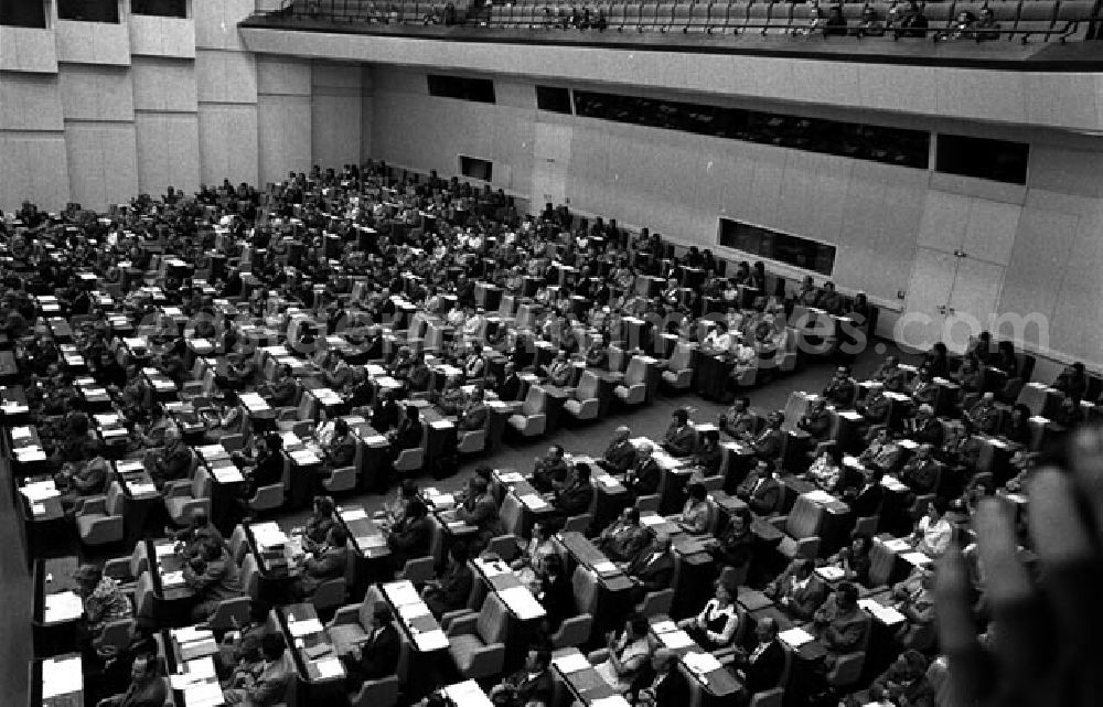 GDR image archive: Berlin - 16.6.1977: Die Volkskammer beschloß auf ihrer 5. Tagung das Arbeitsgesetzbuch der DDR. Das Arbeitsgesetzbuch trat am 1.1.1978 in Kraft