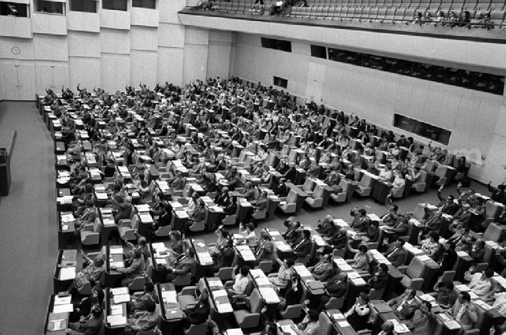 GDR photo archive: Berlin - 16.6.1977: Die Volkskammer beschloß auf ihrer 5. Tagung das Arbeitsgesetzbuch der DDR. Das Arbeitsgesetzbuch trat am 1.1.1978 in Kraft