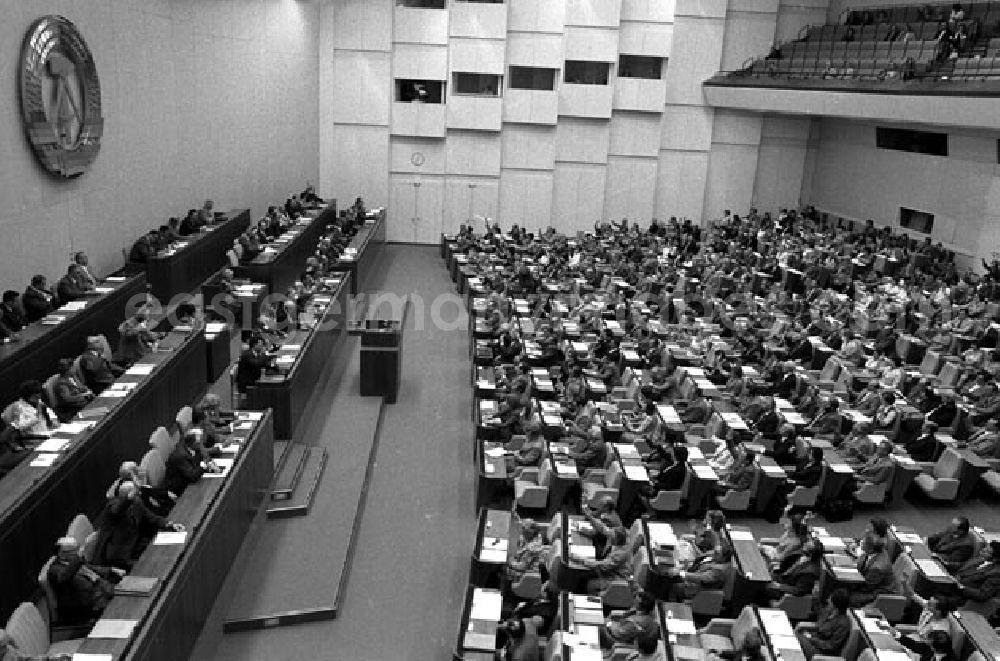 Berlin: 16.6.1977: Die Volkskammer beschloß auf ihrer 5. Tagung das Arbeitsgesetzbuch der DDR. Das Arbeitsgesetzbuch trat am 1.1.1978 in Kraft