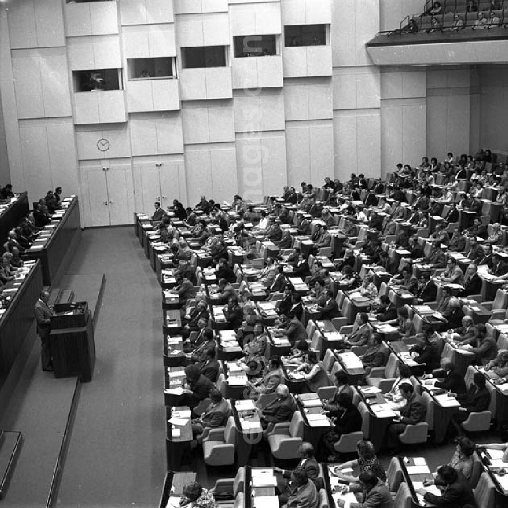 Berlin: 16.6.1977: Die Volkskammer beschloß auf ihrer 5. Tagung das Arbeitsgesetzbuch der DDR. Das Arbeitsgesetzbuch trat am 1.1.1978 in Kraft