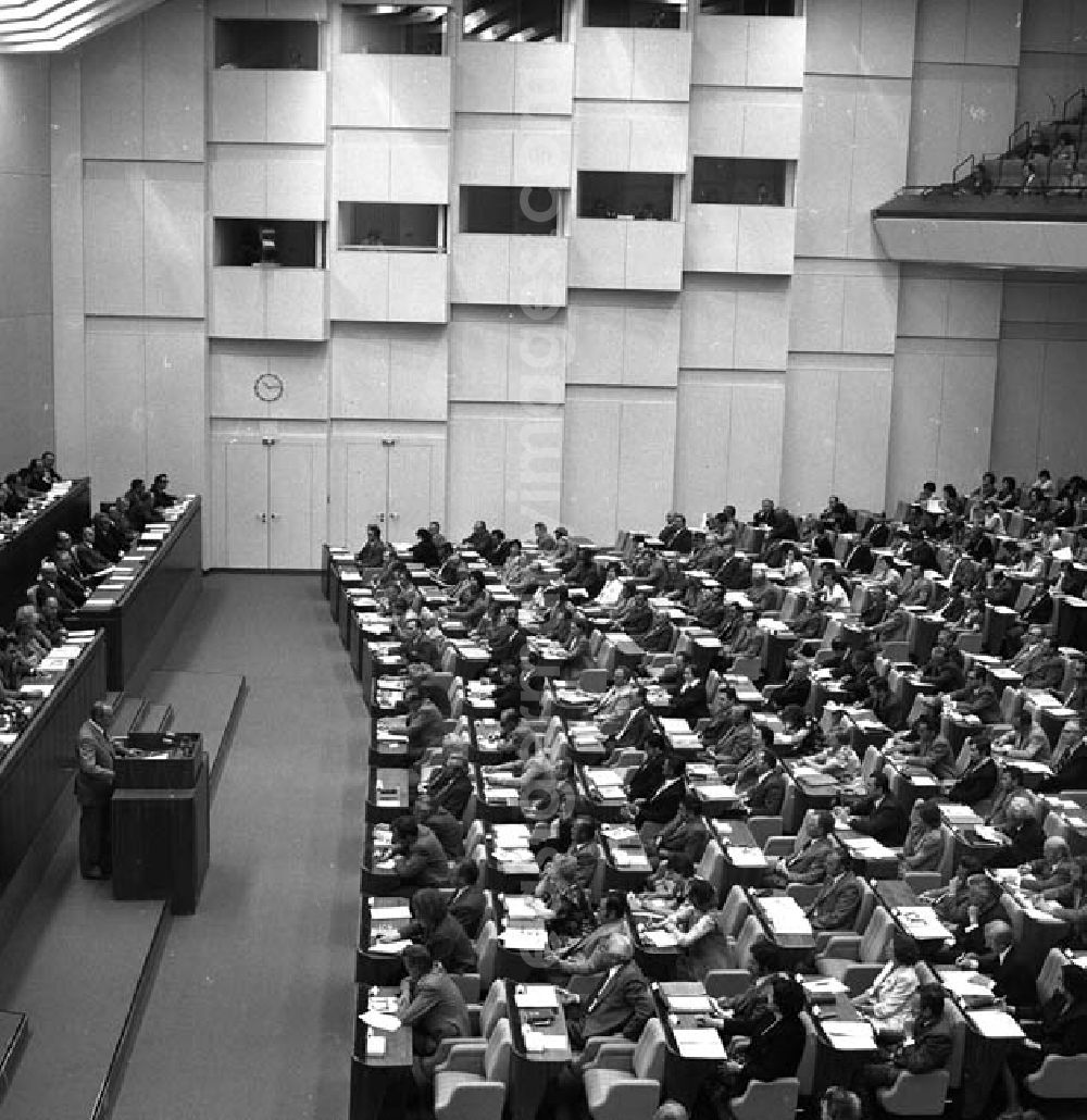 GDR photo archive: Berlin - 16.6.1977: Die Volkskammer beschloß auf ihrer 5. Tagung das Arbeitsgesetzbuch der DDR. Das Arbeitsgesetzbuch trat am 1.1.1978 in Kraft