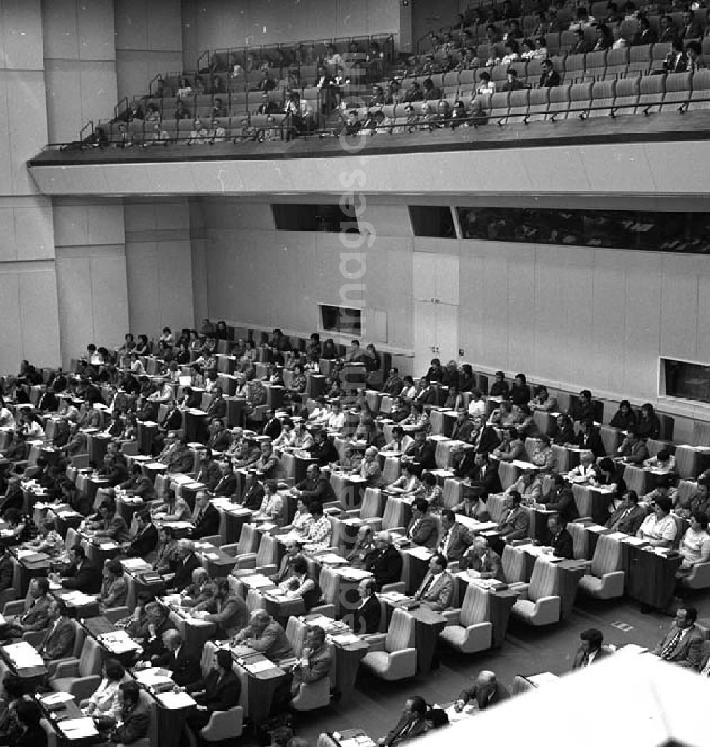 GDR picture archive: Berlin - 16.6.1977: Die Volkskammer beschloß auf ihrer 5. Tagung das Arbeitsgesetzbuch der DDR. Das Arbeitsgesetzbuch trat am 1.1.1978 in Kraft