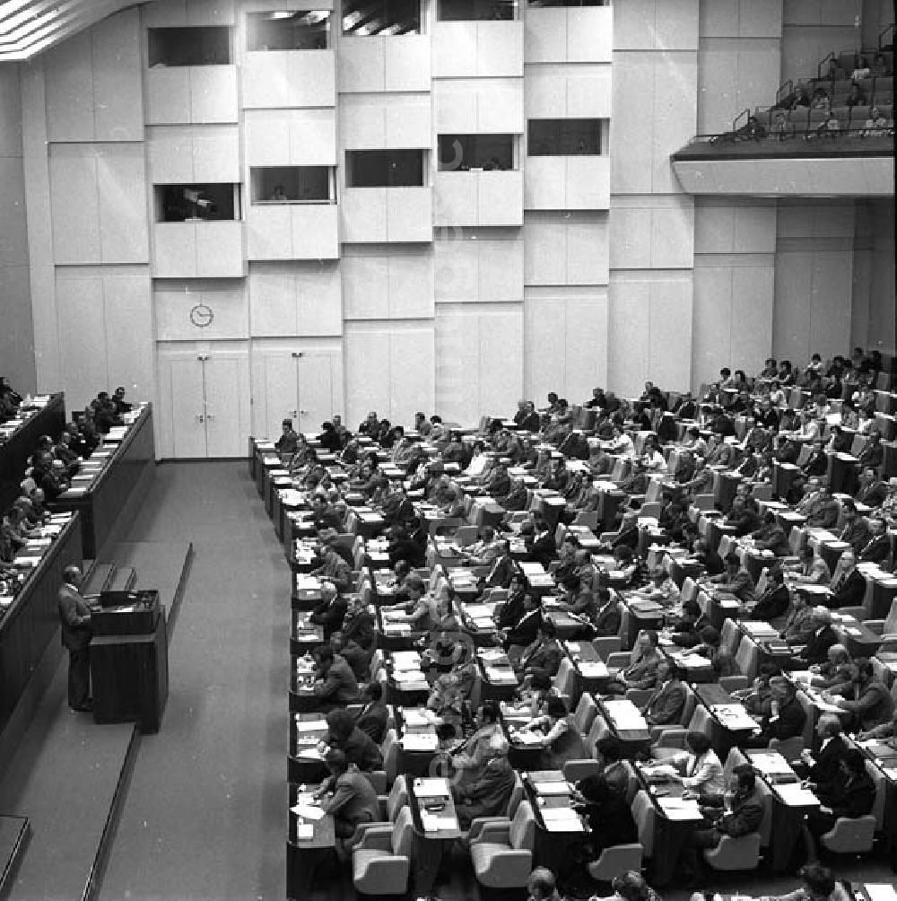 Berlin: 16.6.1977: Die Volkskammer beschloß auf ihrer 5. Tagung das Arbeitsgesetzbuch der DDR. Das Arbeitsgesetzbuch trat am 1.1.1978 in Kraft