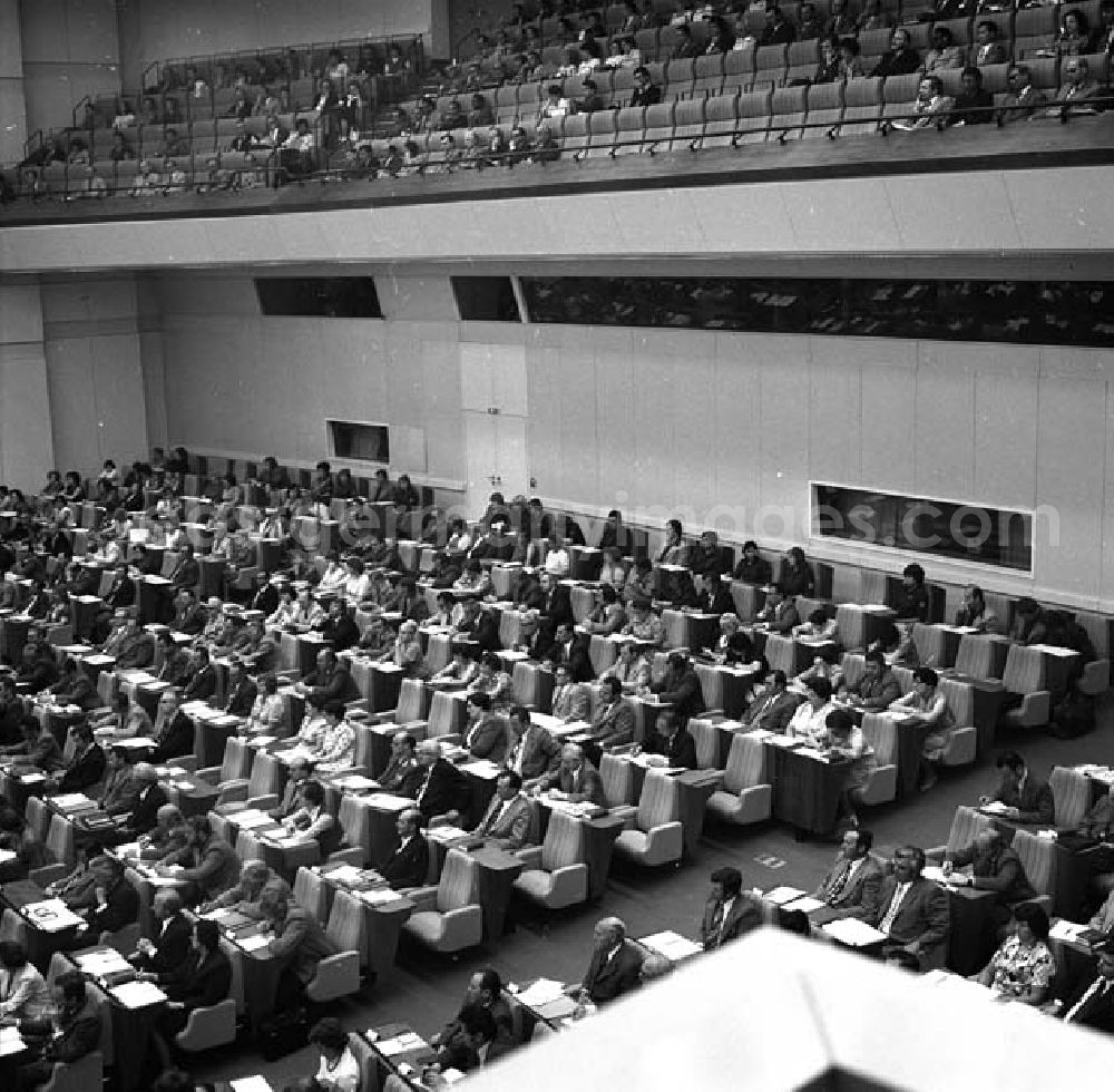 GDR image archive: Berlin - 16.6.1977: Die Volkskammer beschloß auf ihrer 5. Tagung das Arbeitsgesetzbuch der DDR. Das Arbeitsgesetzbuch trat am 1.1.1978 in Kraft