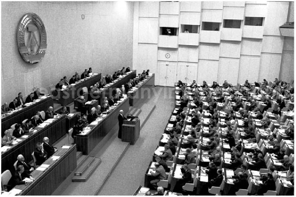 GDR image archive: Berlin - 28.11.1986 Von der 3.Volkskammer während der Abstimmung.