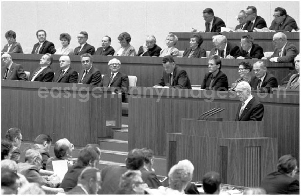 GDR picture archive: Berlin - 28.11.1986 Von der 3.Volkskammer während der Abstimmung.