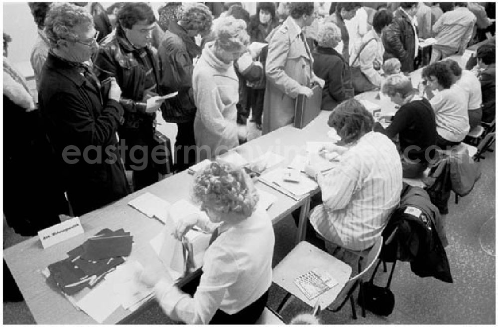 Berlin: 28.11.1986 Von der 3.Volkskammer während der Abstimmung.