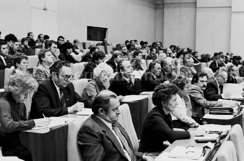 GDR picture archive: Berlin - 28.11.1986 Von der 3.Volkskammer während der Abstimmung.