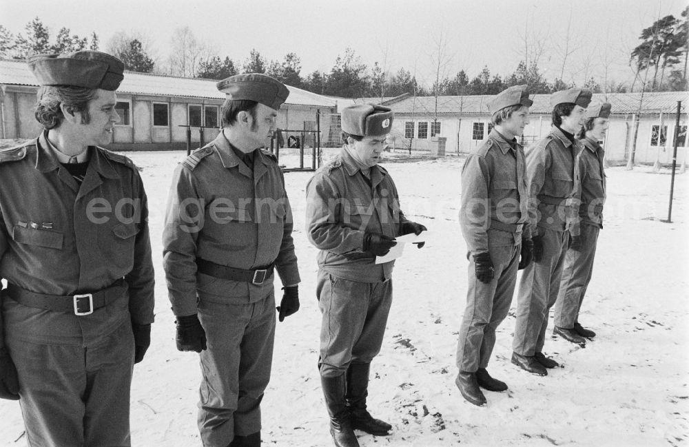 Hoppegarten: Practical training with a pre-military character in preparation for military service in der Uniform der GST Gesellschaft fuer Sport und Technik in Hoppegarten, Brandenburg on the territory of the former GDR, German Democratic Republic