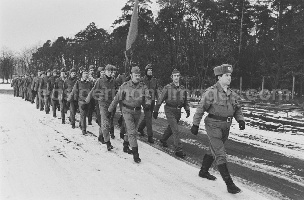 Hoppegarten: Practical training with a pre-military character in preparation for military service in der Uniform der GST Gesellschaft fuer Sport und Technik in Hoppegarten, Brandenburg on the territory of the former GDR, German Democratic Republic