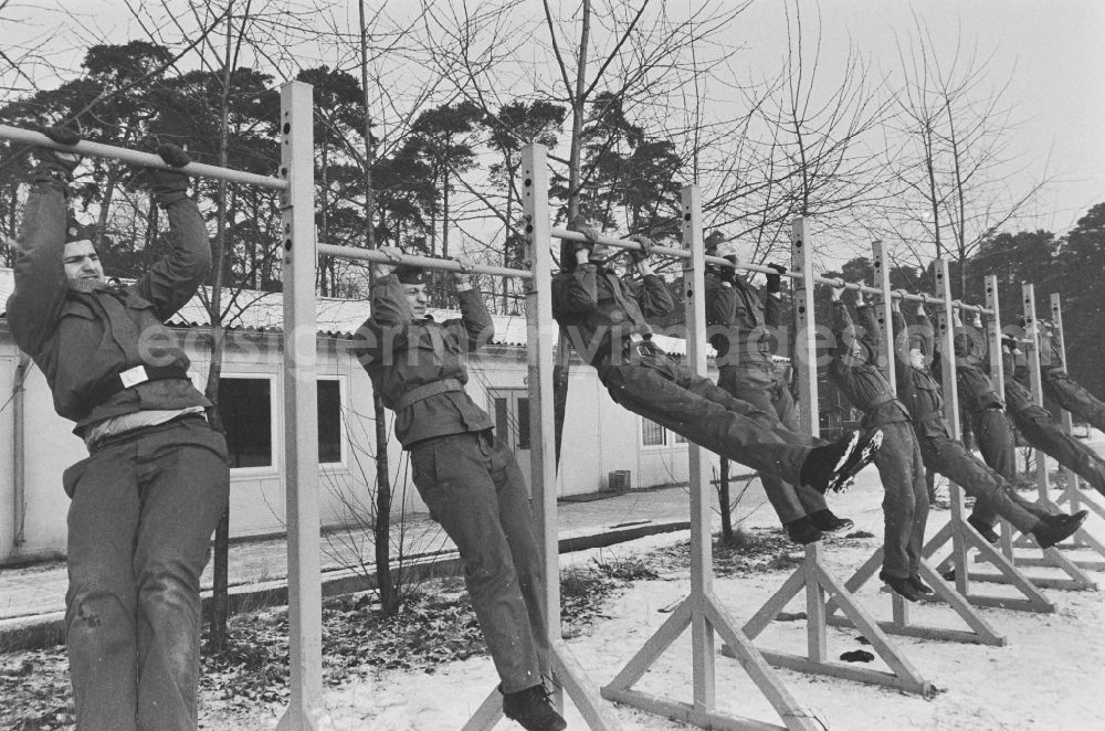 GDR photo archive: Hoppegarten - Practical training with a pre-military character in preparation for military service in der Uniform der GST Gesellschaft fuer Sport und Technik in Hoppegarten, Brandenburg on the territory of the former GDR, German Democratic Republic