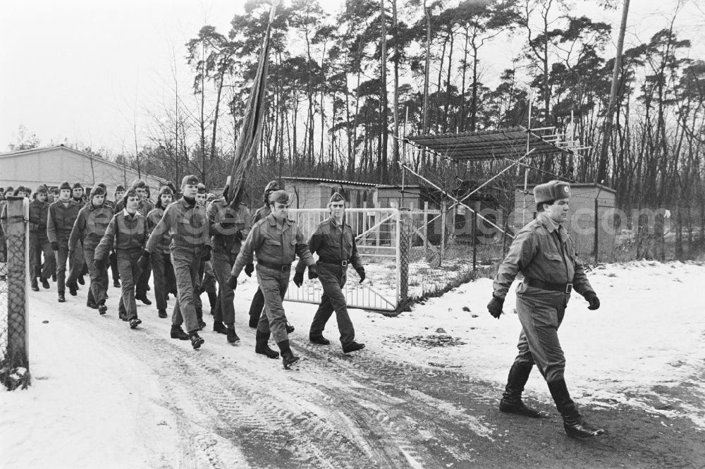 GDR photo archive: Hoppegarten - Practical training with a pre-military character in preparation for military service in der Uniform der GST Gesellschaft fuer Sport und Technik in Hoppegarten, Brandenburg on the territory of the former GDR, German Democratic Republic