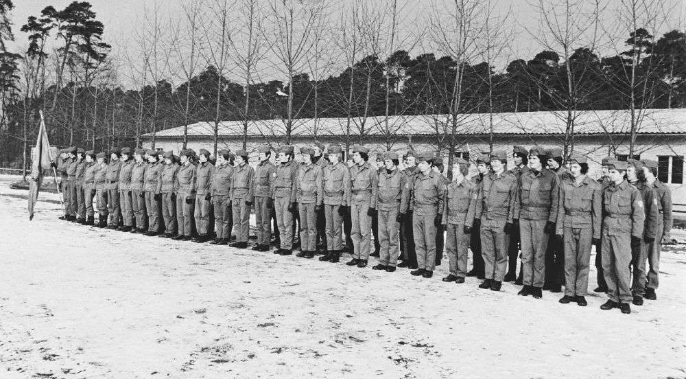 Hoppegarten: Practical training with a pre-military character in preparation for military service in der Uniform der GST Gesellschaft fuer Sport und Technik in Hoppegarten, Brandenburg on the territory of the former GDR, German Democratic Republic