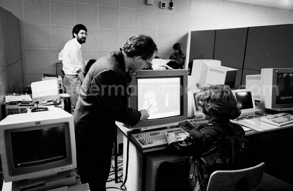 GDR picture archive: Berlin - Wahlvorbereitung im Rechenzentrum