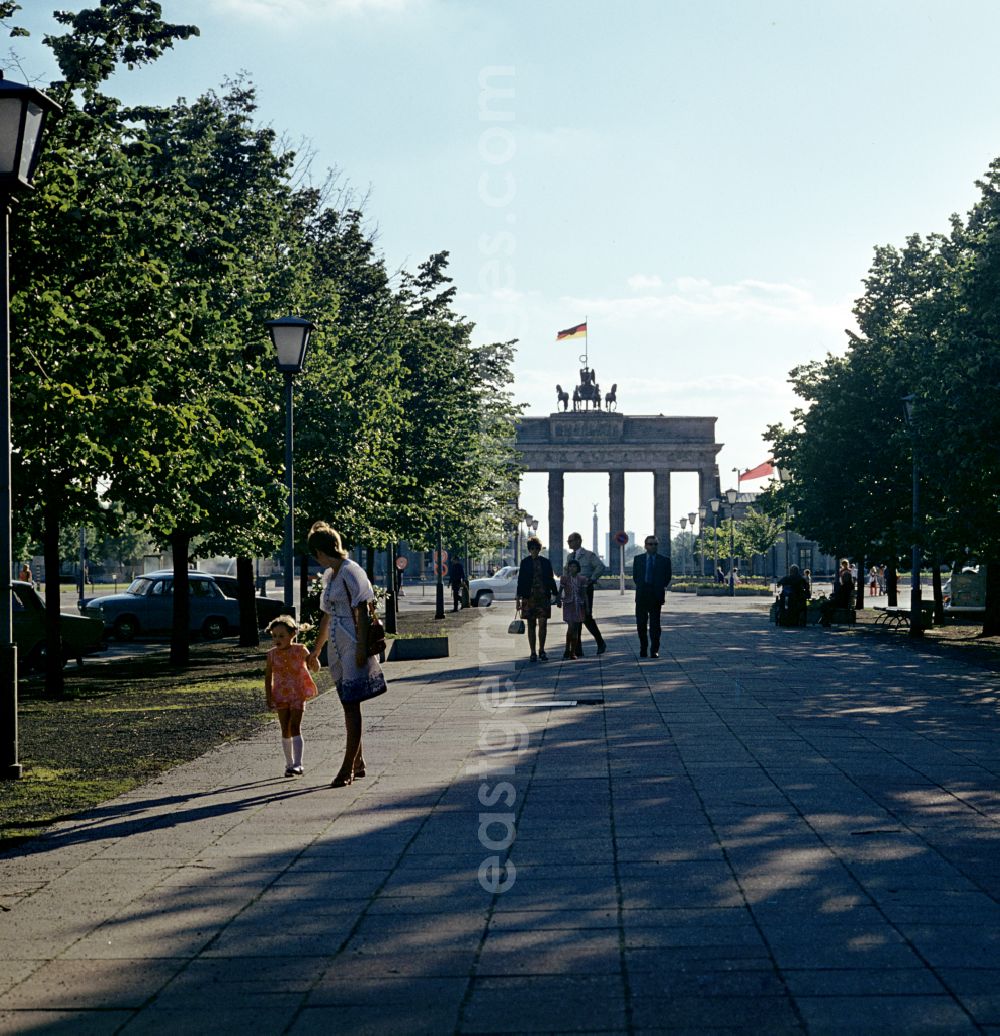 GDR photo archive: Berlin - Tourist Attraction and Landmark Brandenburger Tor on place Pariser Platz in the district Mitte in Berlin Eastberlin on the territory of the former GDR, German Democratic Republic