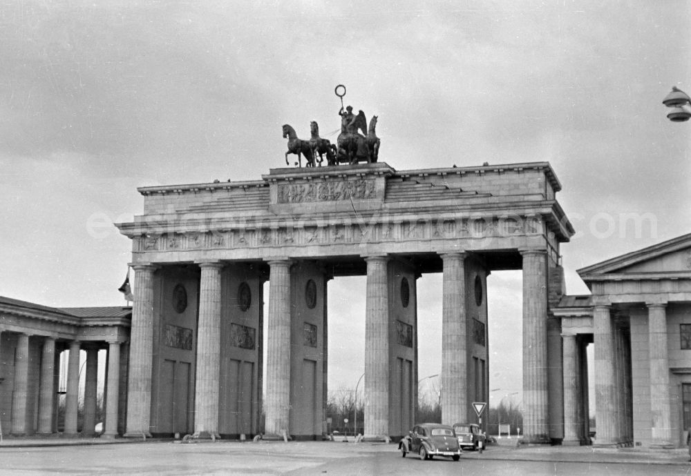 GDR photo archive: Berlin - Tourist attraction and landmark Brandenburg Gate with still unobstructed and direct passage and drive-through possibility at Pariser Platz in the Mitte district of Berlin East Berlin on the territory of the former GDR, German Democratic Republic