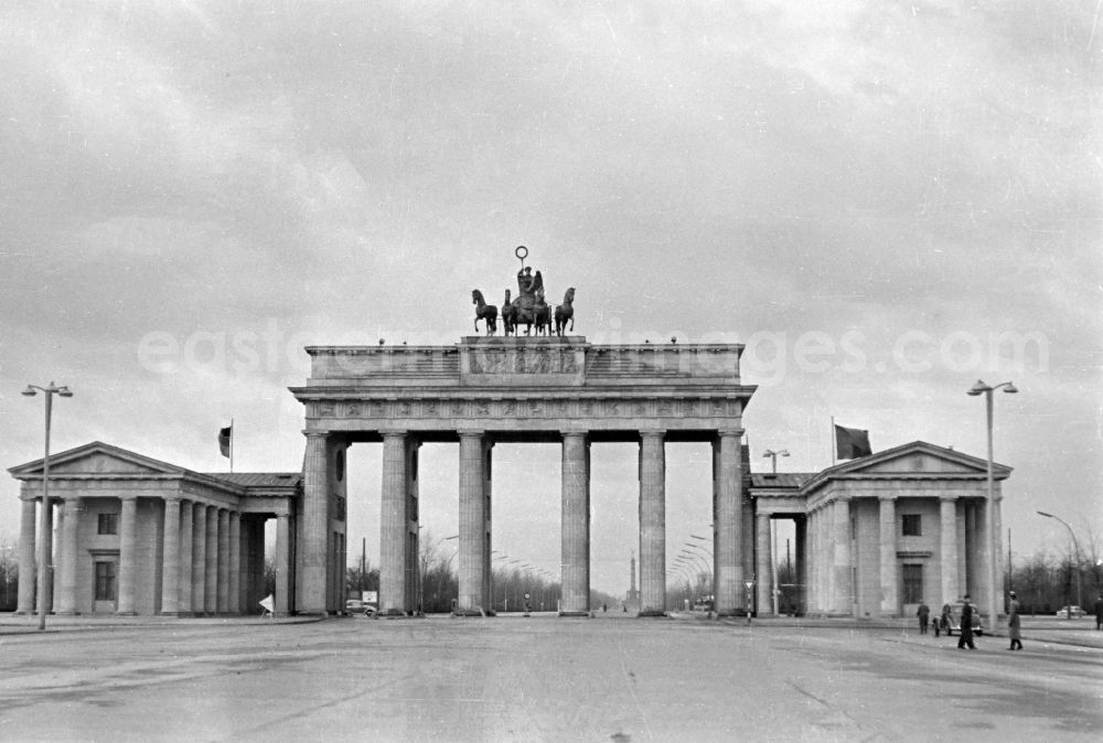 GDR picture archive: Berlin - Tourist attraction and landmark Brandenburg Gate with still unobstructed and direct passage and drive-through possibility at Pariser Platz in the Mitte district of Berlin East Berlin on the territory of the former GDR, German Democratic Republic