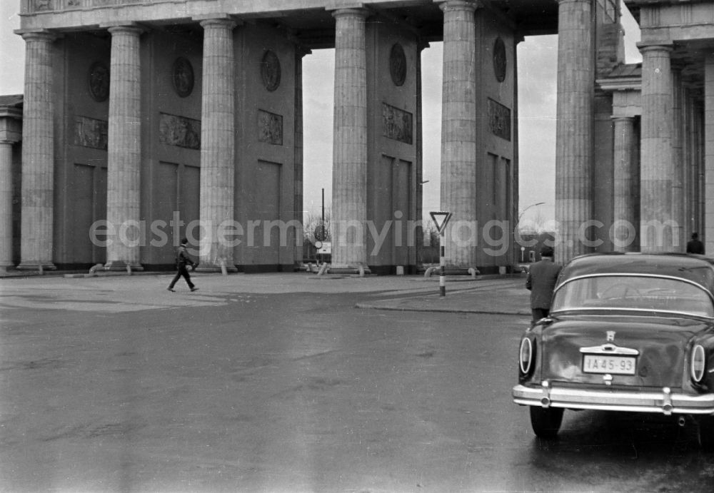 Berlin: Tourist attraction and landmark Brandenburg Gate with still unobstructed and direct passage and drive-through possibility at Pariser Platz in the Mitte district of Berlin East Berlin on the territory of the former GDR, German Democratic Republic