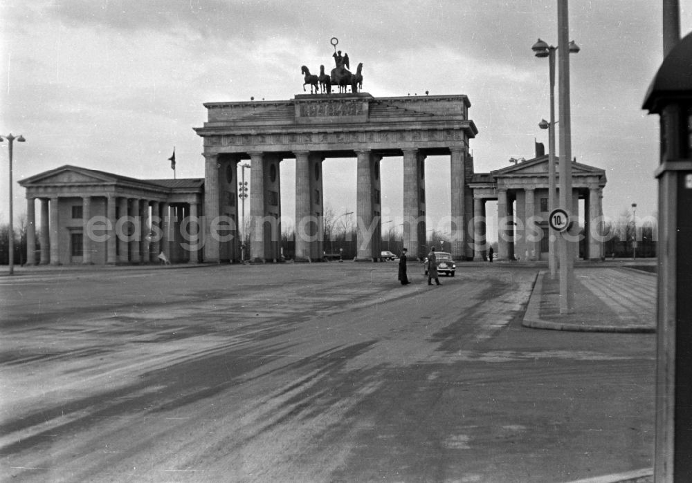 GDR image archive: Berlin - Tourist attraction and landmark Brandenburg Gate with still unobstructed and direct passage and drive-through possibility at Pariser Platz in the Mitte district of Berlin East Berlin on the territory of the former GDR, German Democratic Republic